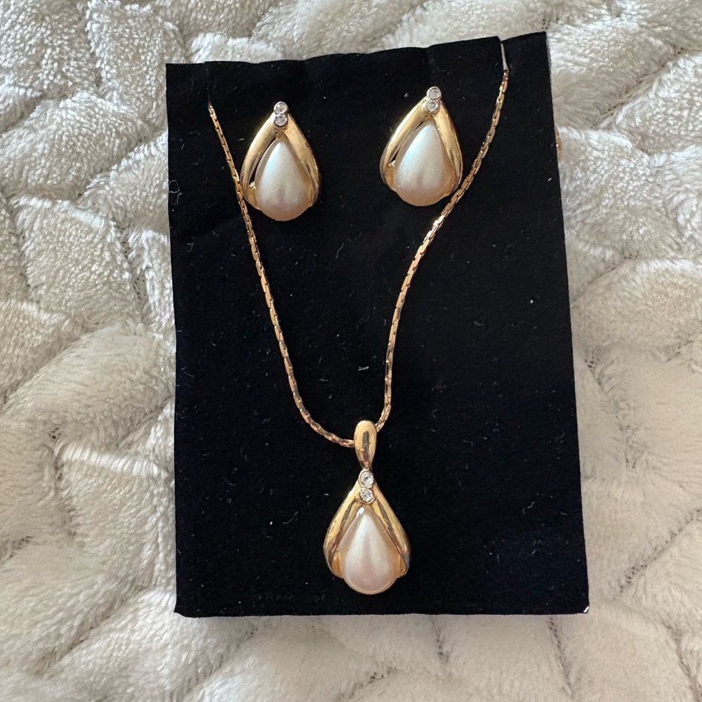 Avon Necklace and Earring set